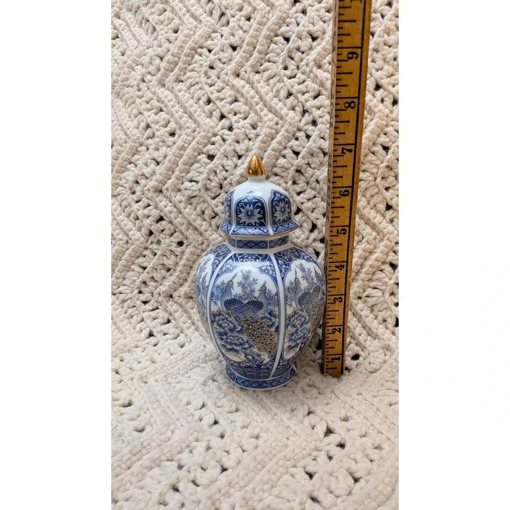Blue and White Porcelain Decorative Ginger Jar with Gold Accent